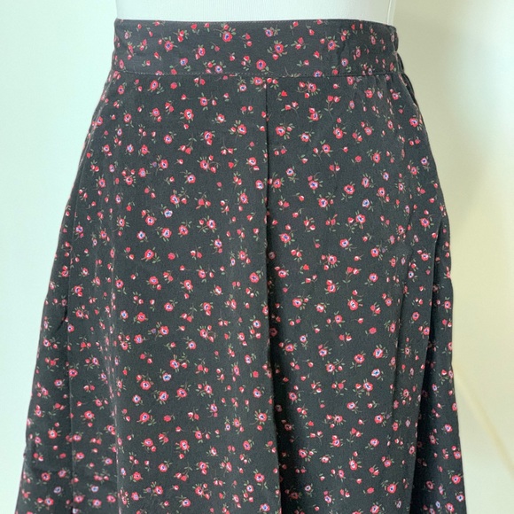 Black skirt with mini red/blue florals - Picture 3 of 11